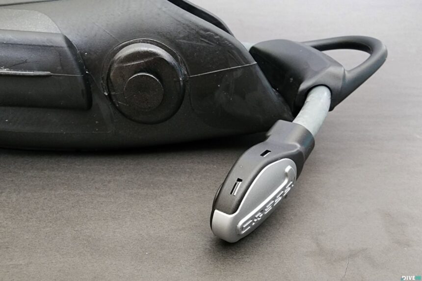 Cressi Thor EBS bungee strap unhooked from its post on the foot pocket