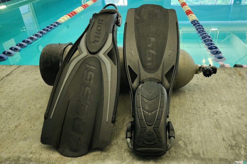 Cressi Thor EBS fins at the poolside, one showing the blade top and the other the underside