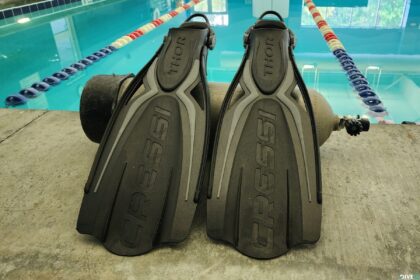 Cressi Thor EBS fins standing on the pool deck beside a scuba tank during DIVEIN pool testing