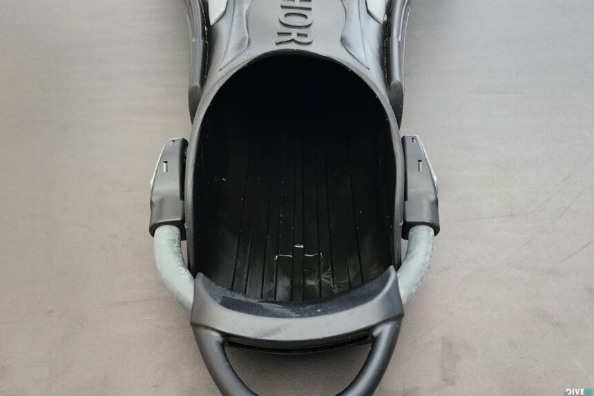 Looking into the Cressi Thor EBS foot pocket with the bungee heel strap across the opening