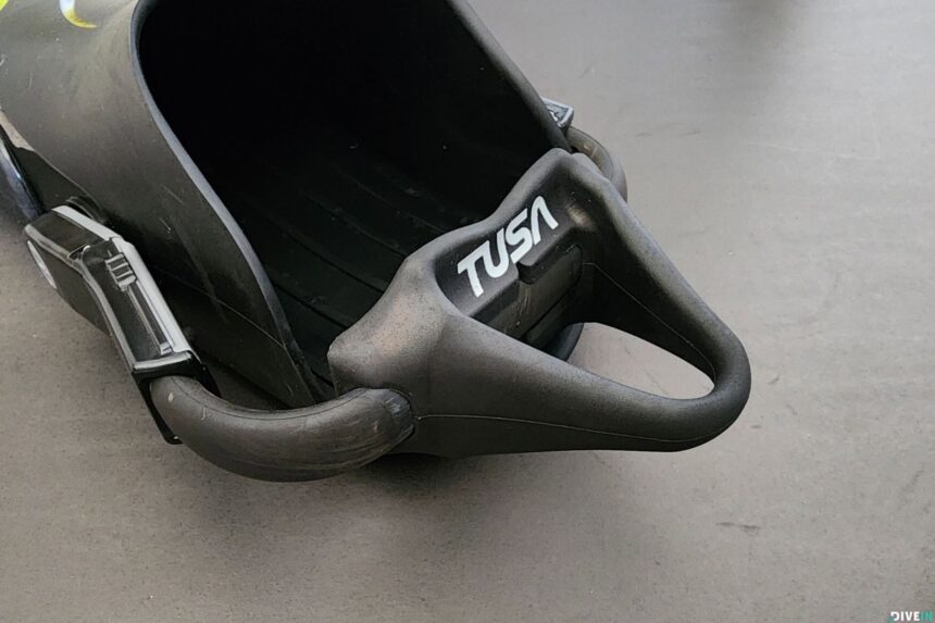 TUSA branded bungee heel strap and large finger loop on the Hyflex Switch foot pocket