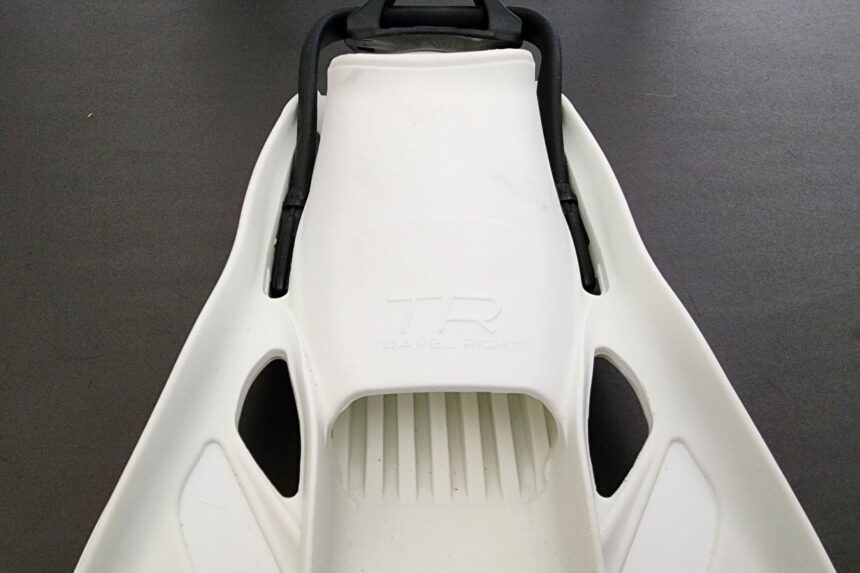 Top of the TUSA Travel Right fin foot pocket with the TR logo and black bungee strap
