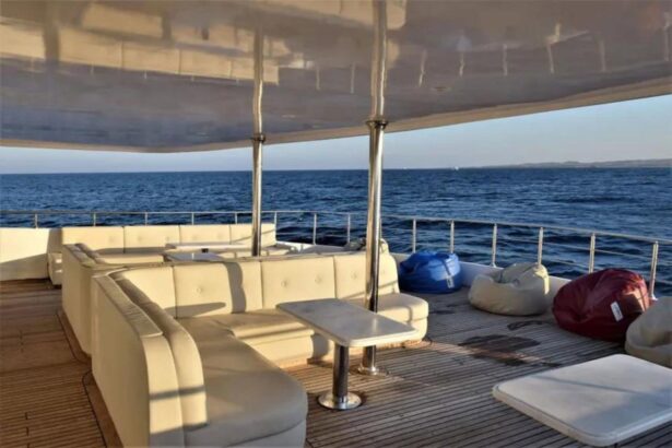 Indoor lounge and dining area aboard the Hammerhead II with mirrored ceiling and wood floors