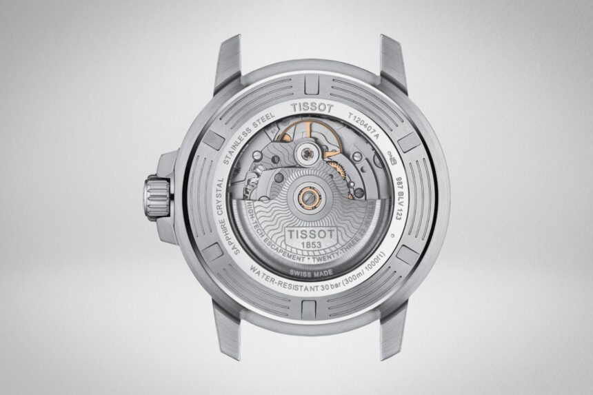 The exhibition caseback with a sapphire crystal allows you to contemplate the heartbeat of this Swiss timepiece.