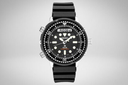 Seiko SNJ025 Prospex analog-digital solar diver with black dial and black rubber strap