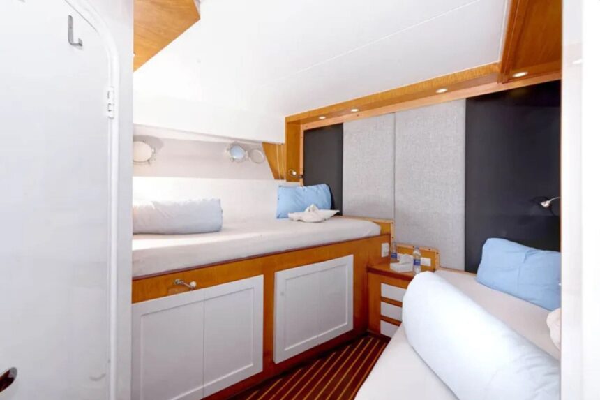 Twin-bed cabin with ensuite bathroom aboard the MY Blue Pearl