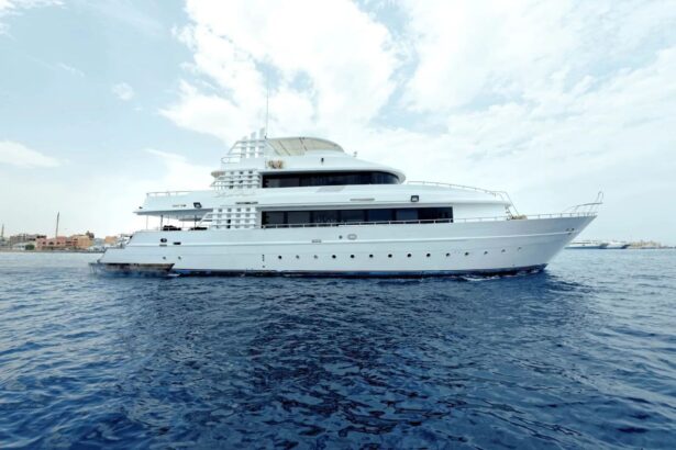 Side profile of the MY Blue Pearl liveaboard underway at sea