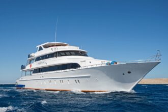 the liveaboard Dolce Vita underway on open water