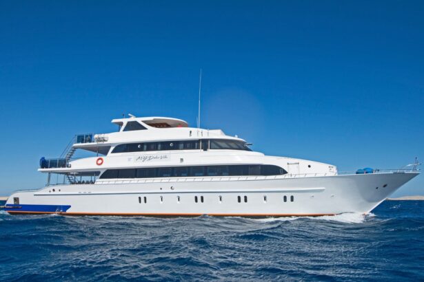 MY Dolce Vita liveaboard cruising on open blue water
