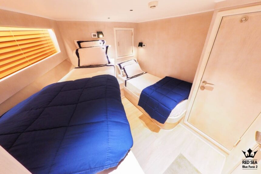 twin cabin aboard Red Sea Blue Force 2 with blue bed linens