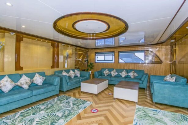 Stern view of the Golden Dolphin IV liveaboard at sea