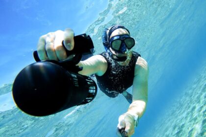 Our tester steering the LEFEET S1 Pro just beneath the surface of clear blue water