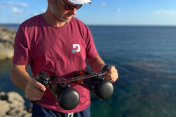 DIVEIN reviewer by the sea holding a double LEFEET S1 Pro setup by both handles