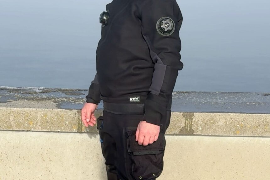 BARE Sentry Tech Dump Valve Side profile of the BARE Sentry Tech drysuit showing the shoulder dump valve and thigh pocket