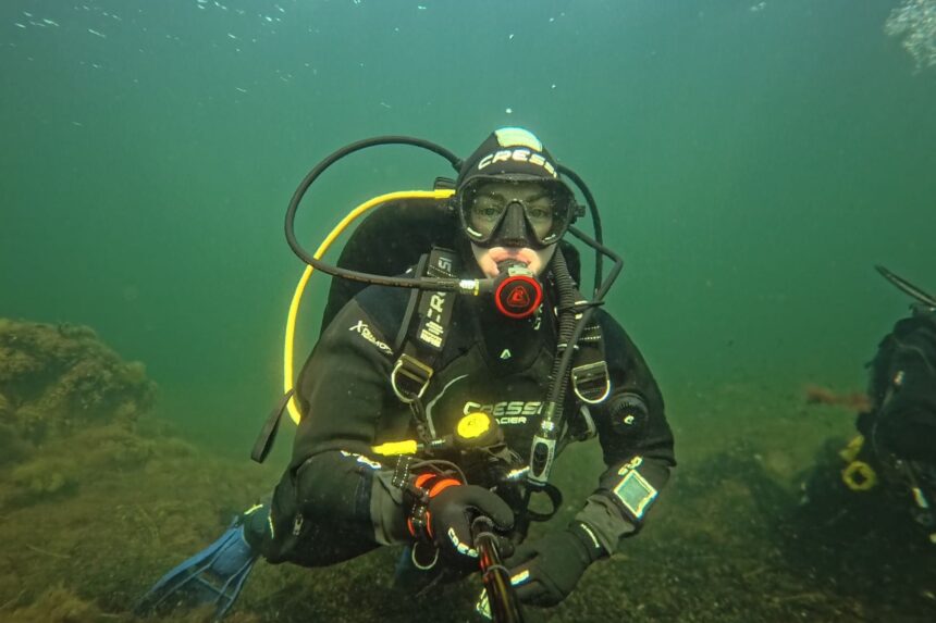 Cressi Aquawing Max In Cold Water Our tester diving the Cressi Aquawing Max backplate and wing in green Nordic water
