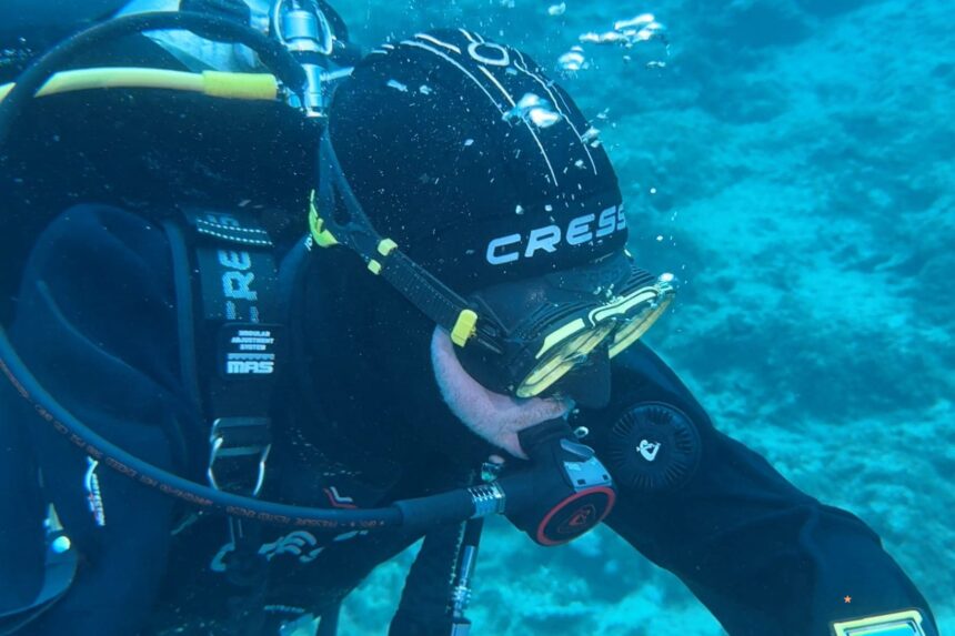 Cressi Prisma Dive Mask Side View Side view of the Z2 and its flexible strap connections