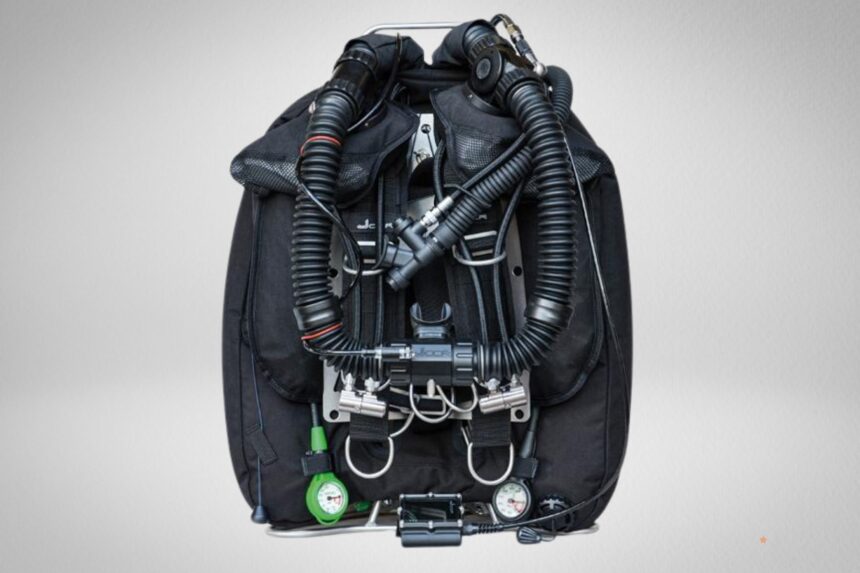 The JJ is a classic backmount rebreather, featuring oxygen and diluent tanks on either side of its scrubber canister.
