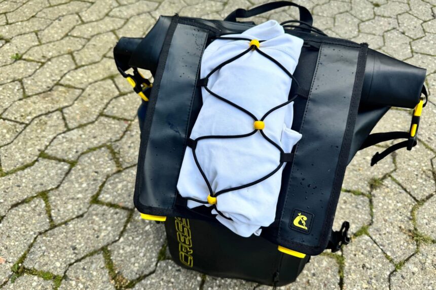 Cressi Venom Dry Backpack Elastic Cord The elastic cord system on the lid of the Cressi Venom