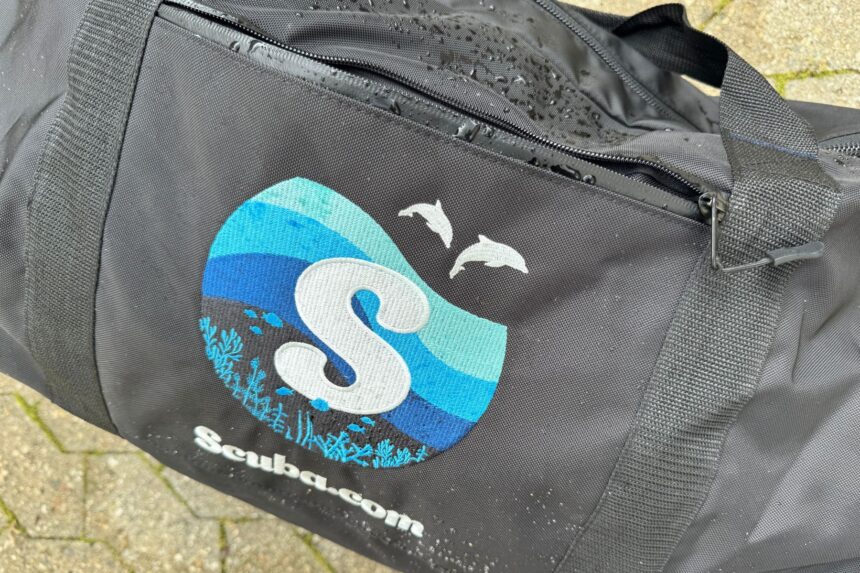 Scuba.com Big Duffel Logo Panel Wet Scuba.com logo panel and zip pocket on the end of the Big Duffel Bag