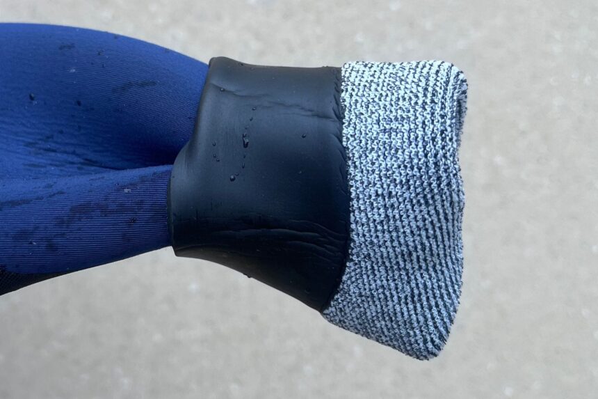 There is a seal at the cuffs to help retain heat.