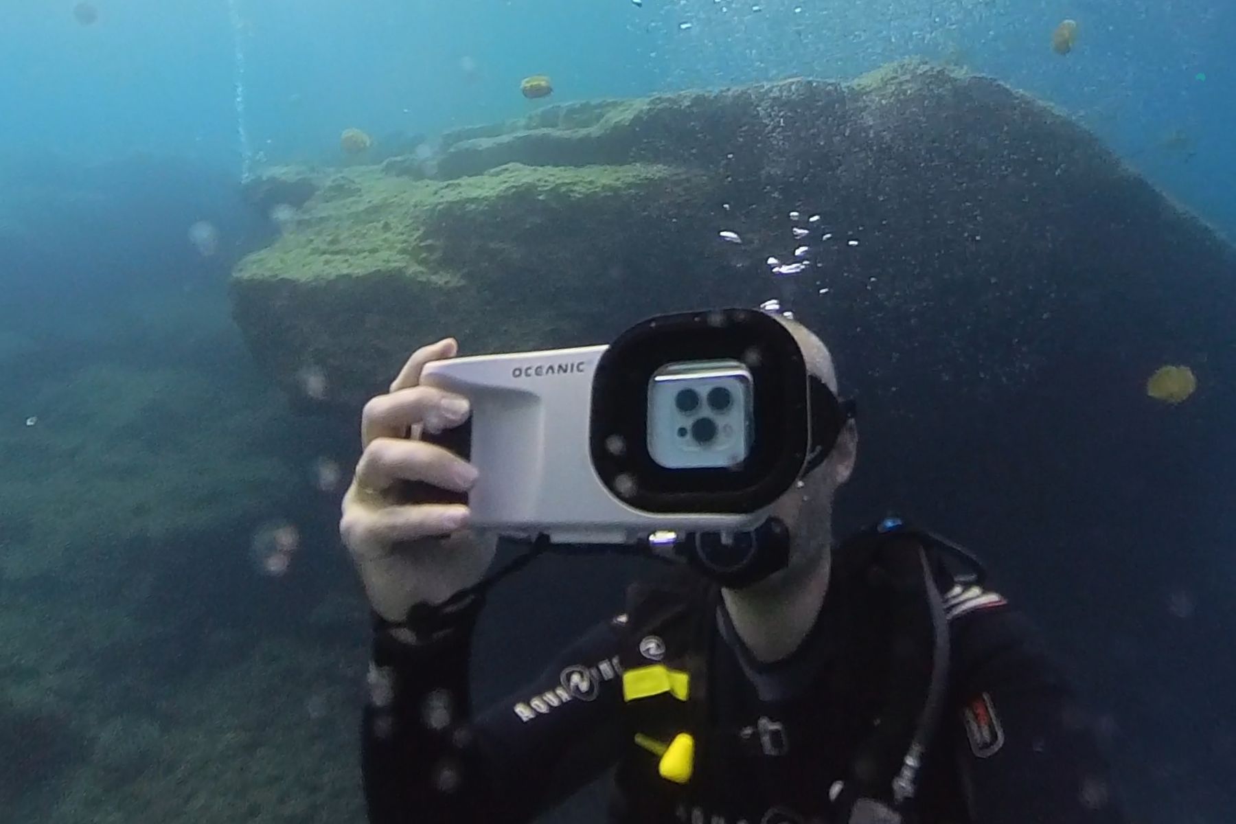 DIVEIN tester Torben taking an underwater selfie with the Oceanic+ housing near other divers