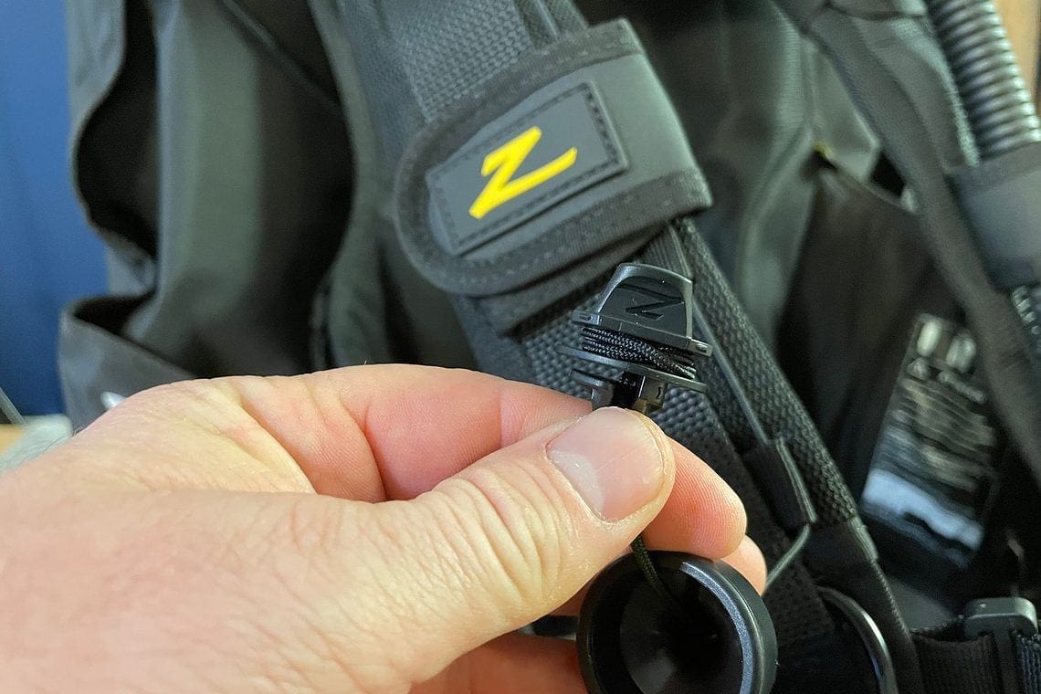 DIVEIN tester pulling the cord toggle on the Zeagle Fury BCD shoulder strap