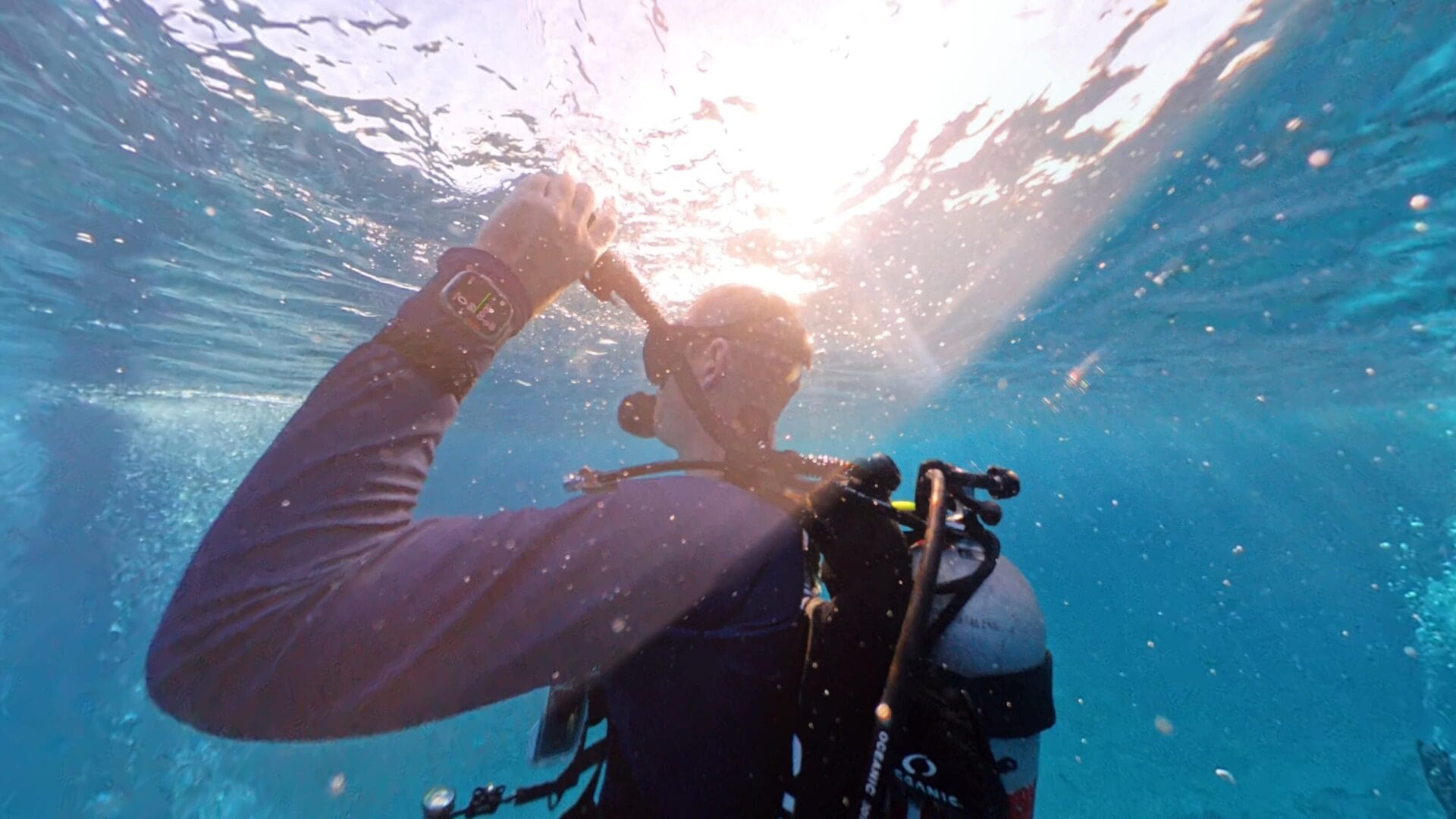 DIVEIN tester raising the Oceanic Photon Pro inflator hose just below the sunlit surface
