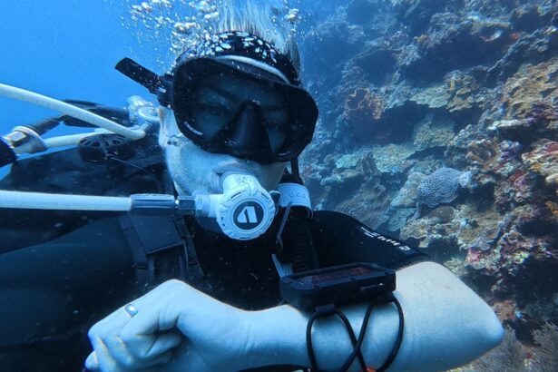 DIVEIN tester diving a reef with the Suunto Nautic strapped to her forearm