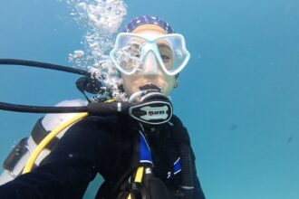 Our tester breathing from the Mares Planet 88X in warm Maldivian water