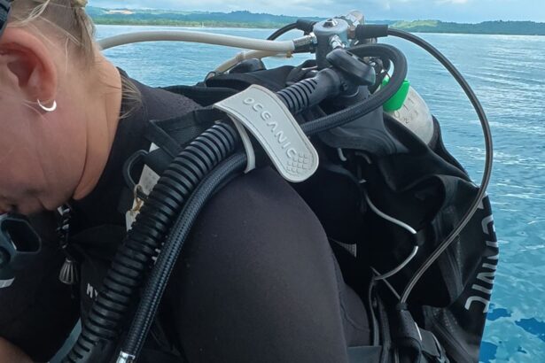 Close-up of the Oceanic Photon Air inflator hose and shoulder strap on our tester aboard the boat