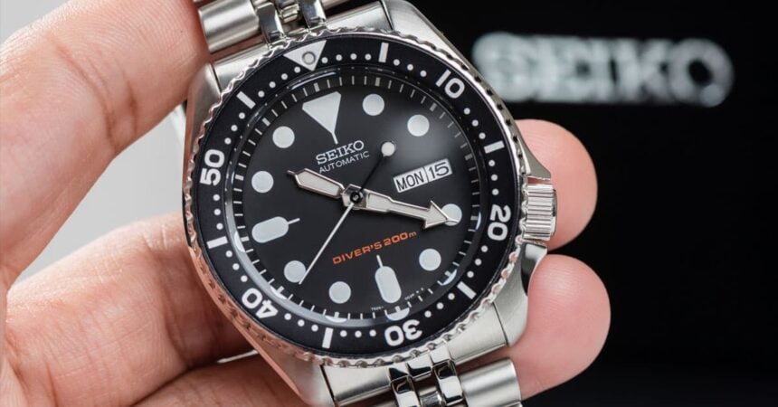 Our reviewer holding a Seiko Automatic dive watch with black dial, day-date window and Divers 200m rating