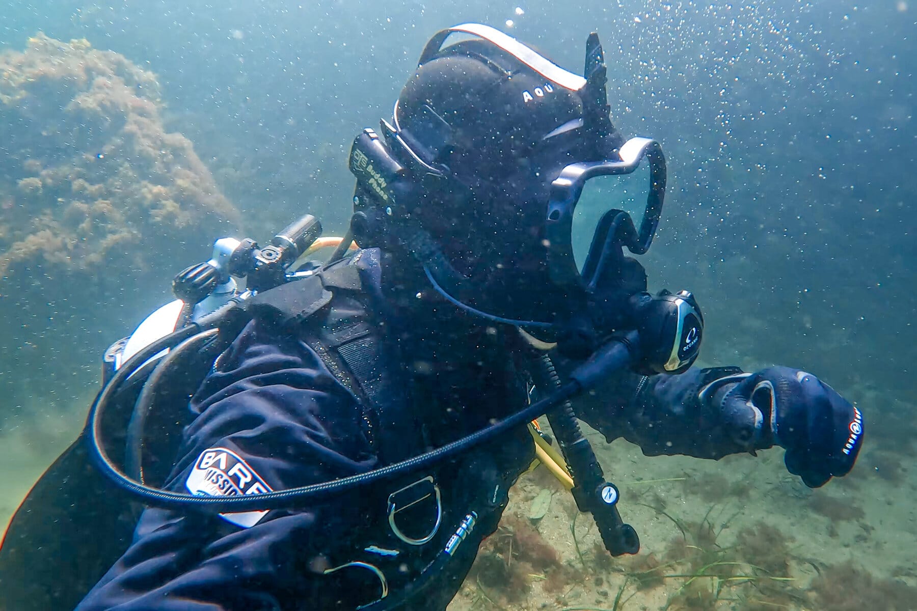 DIVEIN tester swimming in the OTS Spectrum full face mask during a shallow underwater test dive