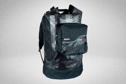 Mares Cruise mesh dive backpack with shoulder straps and a large detachable zip pocket on the front