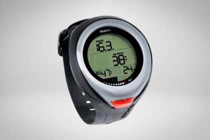 Mares Puck Pro wrist dive computer showing 16.3 m depth and no deco time