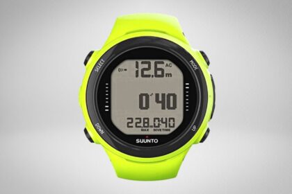 Suunto D4i Novo dive computer in lime green showing 12.6 m depth and dive time