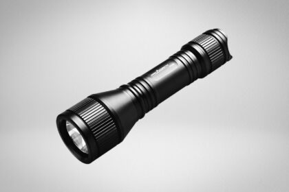 Orcatorch D550 dive light, a slim black torch with deep machined cooling ribs along the head and body