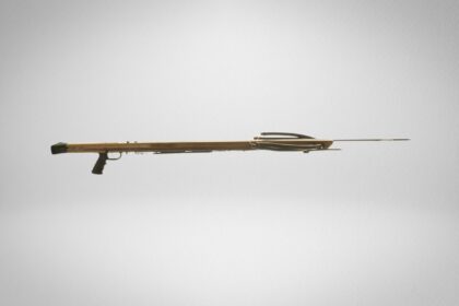 Koah Battle Axe 48 wooden speargun in profile with rubber bands and a long spear