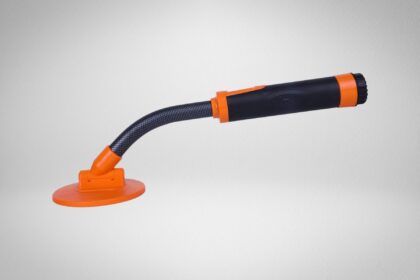 Pudibe Pinpoint underwater metal detector with orange search plate, short carbon shaft and handheld body