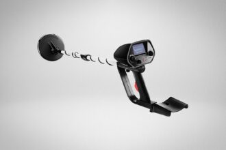 Wedigout MD-4030 metal detector with round black coil, telescoping shaft and colour LCD control box