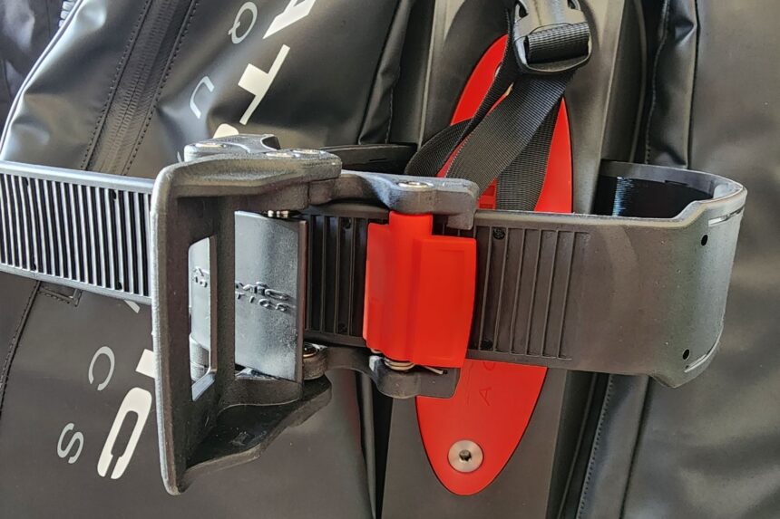 Ratcheting tank cam band buckle with a red locking lever on the Atomic Aquatics BC2