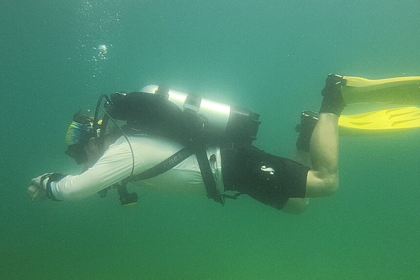 Our tester holding flat horizontal trim underwater while diving the Cressi Aquawing