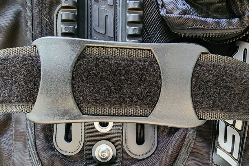 Close-up of a molded retainer holding the tank cam band flat against the Cressi Aquawing
