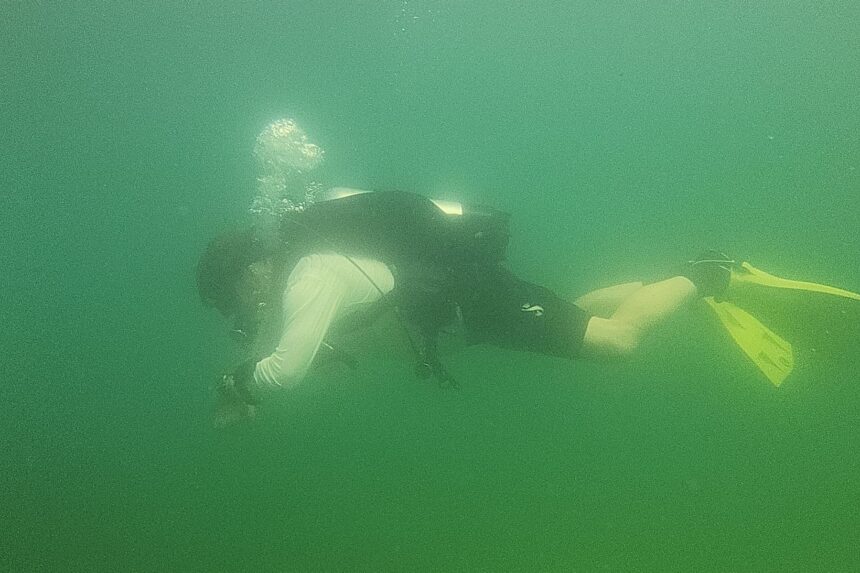 Our tester swimming in horizontal trim underwater in the lightweight Oceanic Biolite
