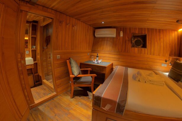 Warm wooden cabin on Damai I with a double bed and en suite bathroom