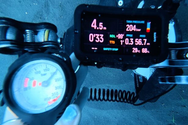 Suunto Nautic tank pressure reading held next to an analogue SPG underwater