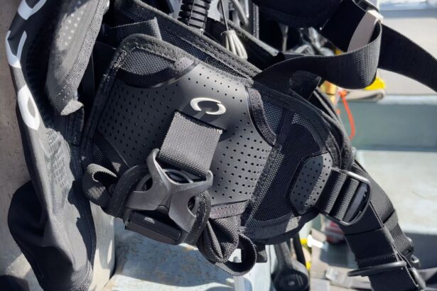 Close-up of the Oceanic Photon Air harness and its dumpable weight pocket buckles