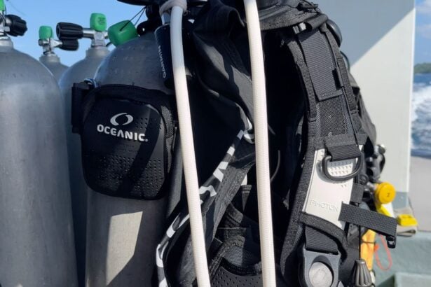 Oceanic Photon Air trim pocket strapped to the cylinder beside filled tanks on the boat