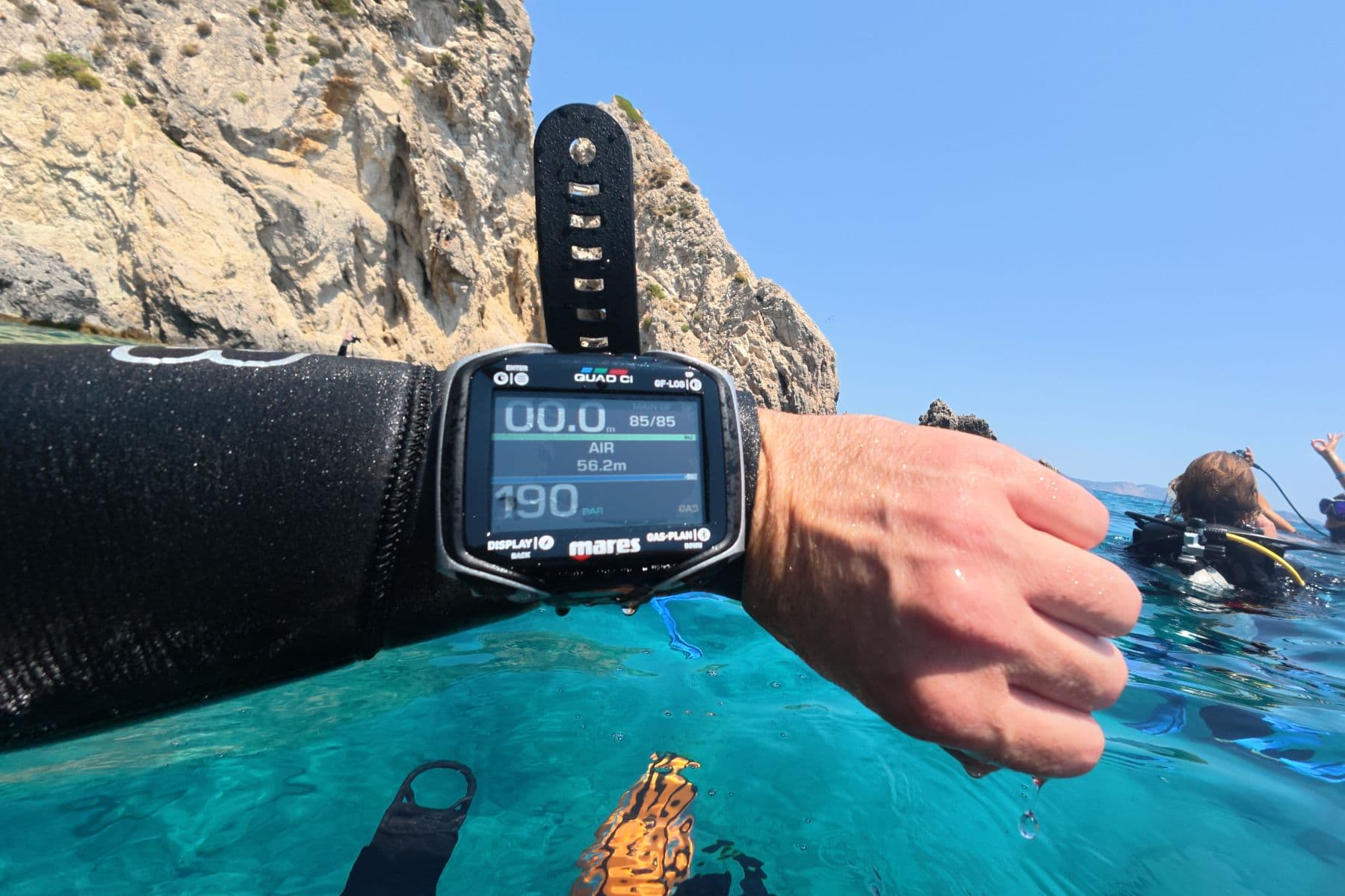 Our tester wearing the Mares Quad Ci at the surface, its screen showing air mode and 190 bar