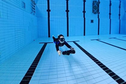 Finmos Underwater Scooter running at high speed underwater.