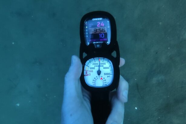 diver holding a Cressi Da Vinci console with pressure gauge underwater